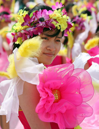 A Chinese girl wears flowers while attending an opening ceremony for the International Horticultural Exposition in Shenyang, northeast of China's Liaoning Province April 30, 2006. 