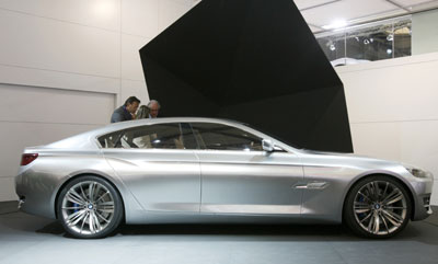 Staff look into a BMW concept CS car during The Shanghai Auto Show in Shanghai April 20, 2007. [Reuters]