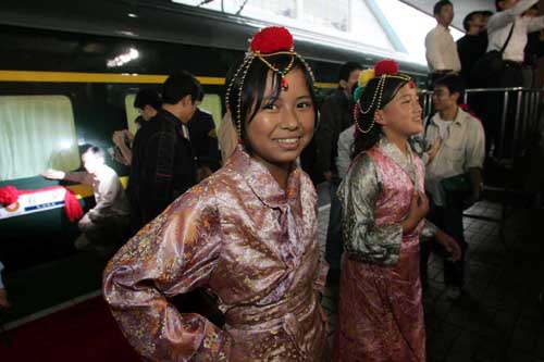 First passenger train leaves Shanghai for Tibet
