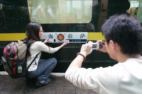 First passenger train leaves Shanghai for Tibet
