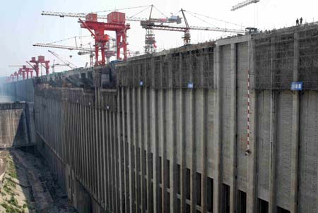 Workers (Top R) are seen on the Three Gorges Dam on the Yangtze river in Yichang in central China's Hubei province May 17, 2006 