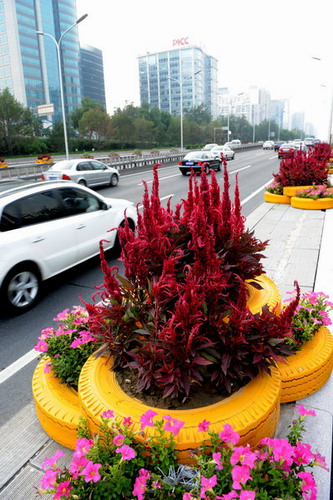 Crafty recycling beautifies Beijing road