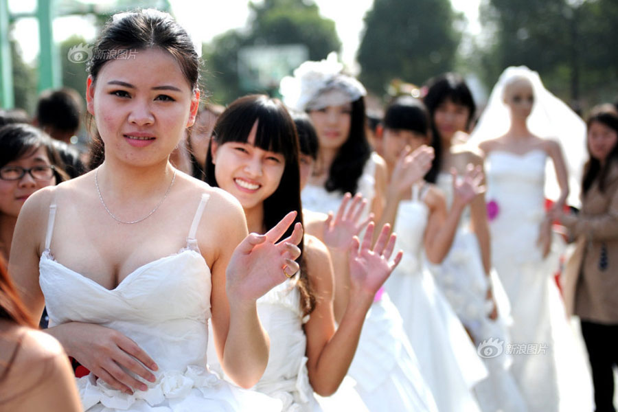 Toilet paper wedding dress to advocate low carbon lifestyle