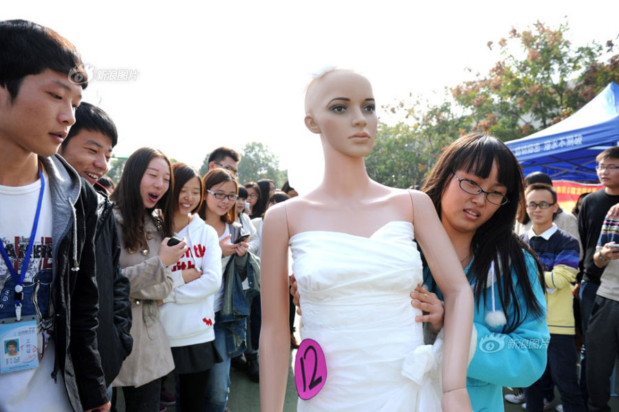 Toilet paper wedding dress to advocate low carbon lifestyle