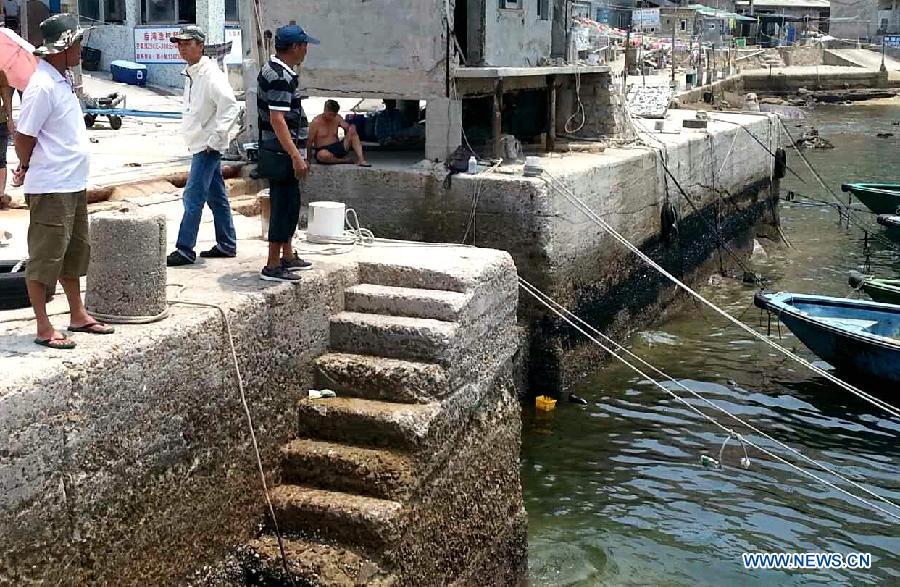 Sea water around S China's Miaowan Island polluted by heavy oil