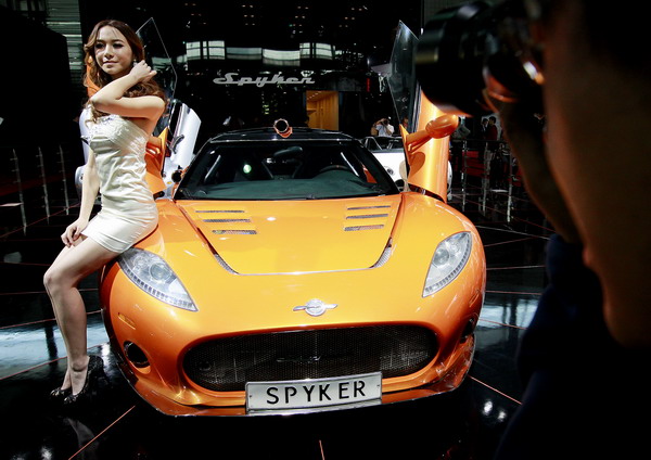 Spyker girl draws eyes