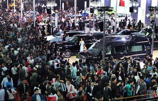 Vistors crowd during auto show