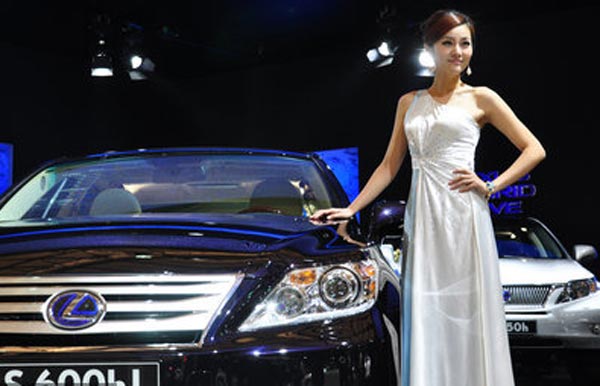 Showgirl poses next to Lexus