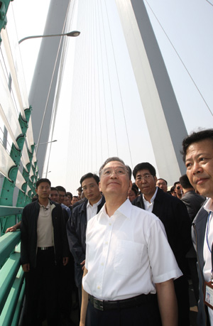 Premier Wen talks with workers on Labor Day