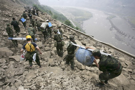 China struggles to reopen roads in quake area