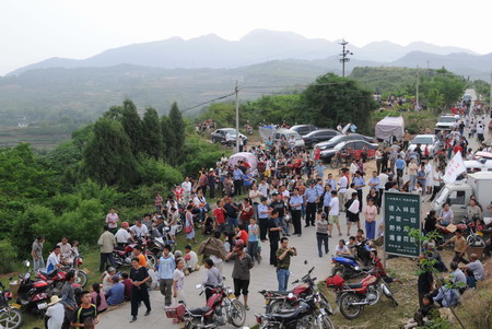 China struggles to reopen roads in quake area