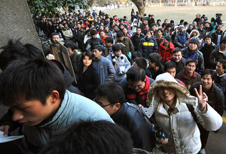 Young Chinese take part in postgraduate entrance exam