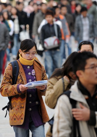 Young Chinese take part in postgraduate entrance exam