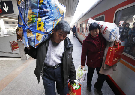 China embraces post-holiday travel rush