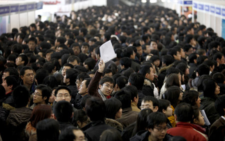 Thousands flock to Beijing job fair