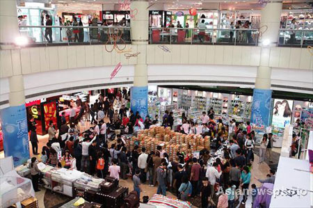 Flu fears fail to dampen shopping zest