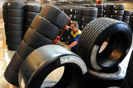 Tire makers set sights on pricey wheel market