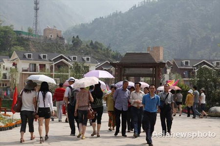 Tourists visit new Yingxiu town