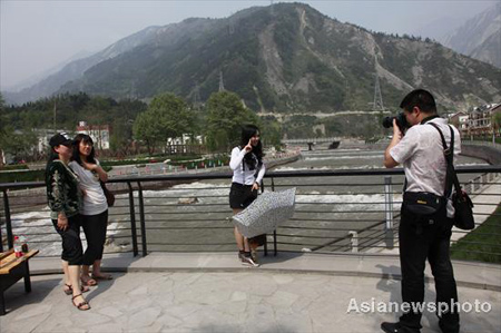 Tourists visit new Yingxiu town