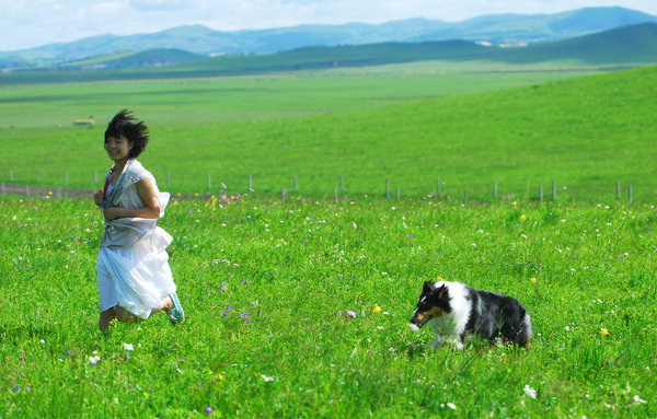 Visitors flock to grassland for summer vacation