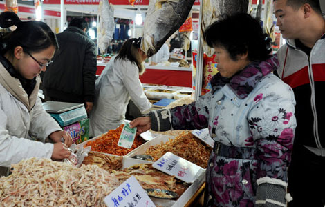 Retailers swarm Yiwu for Spring Festival