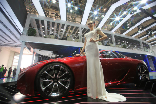 Dazzling show attracts automakers