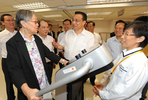 Li visits Hong Kong elderly community