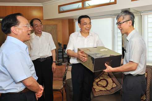 Vice-Premier Li Keqiang visits local families