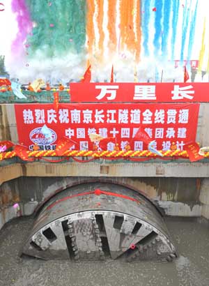 Road tunnel across Yangtze completed in east China