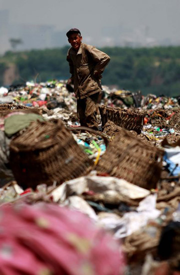 Landfill in Xi'an attracts treasure hunters