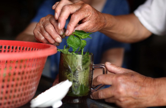 Store owner serves free tea in summer