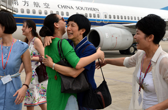 'Mom flight attendant' landed after 32 yrs of flying