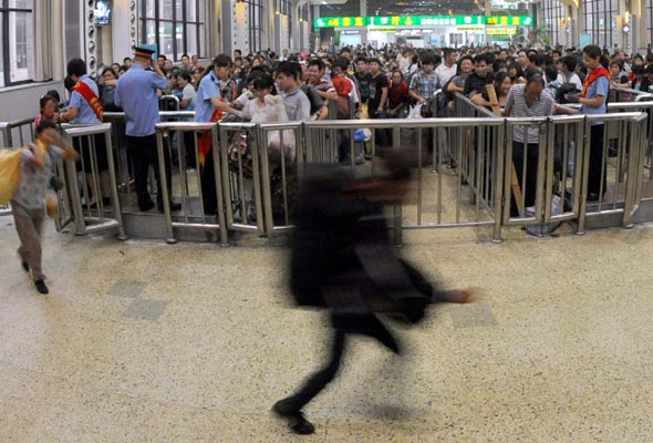 Henan: First cotton pickers' train heads to Xinjiang