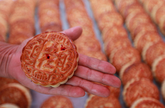 Hand-made mooncakes attract customers