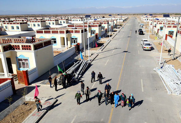 Xinjiang herdsmen move house