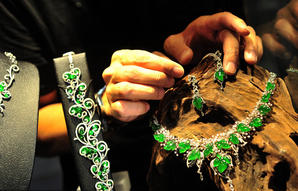 Jewelry exhibition dazzles in Beijing