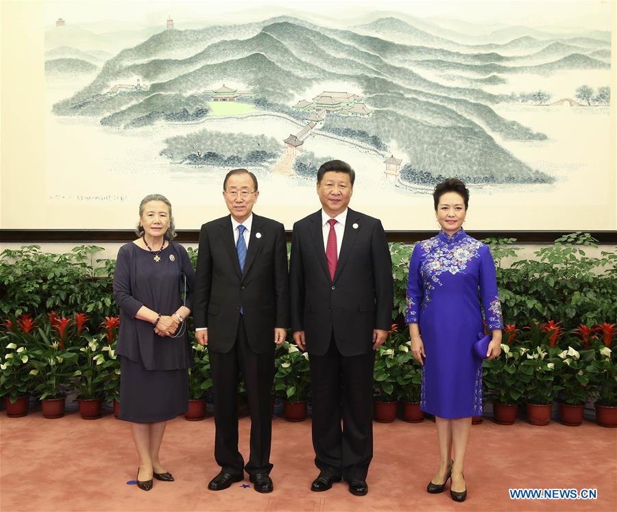 Xi Jinping, Peng Liyuan greet honored guests for G20 Summit before banquet