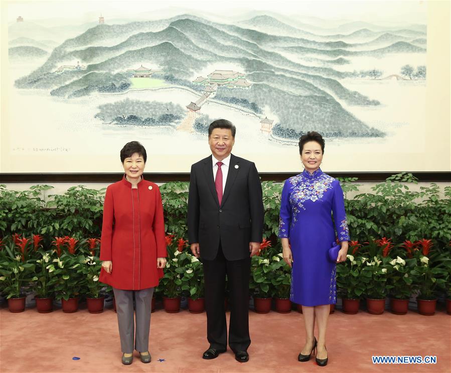 Xi Jinping, Peng Liyuan greet honored guests for G20 Summit before banquet