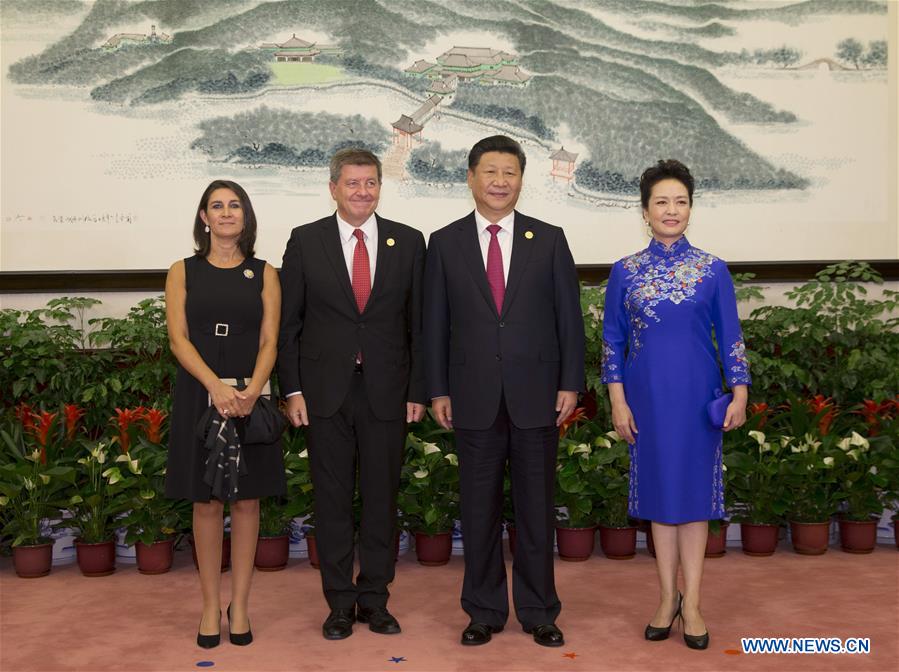 Xi Jinping, Peng Liyuan greet honored guests for G20 Summit before banquet