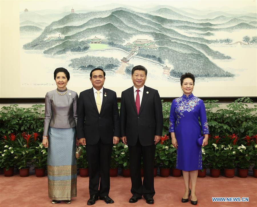 Xi Jinping, Peng Liyuan greet honored guests for G20 Summit before banquet