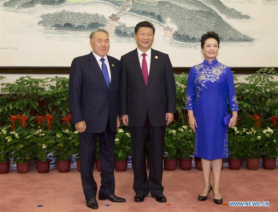 Xi Jinping, Peng Liyuan greet honored guests for G20 Summit before banquet