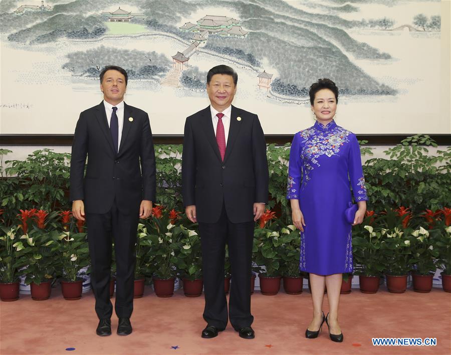 Xi Jinping, Peng Liyuan greet honored guests for G20 Summit before banquet