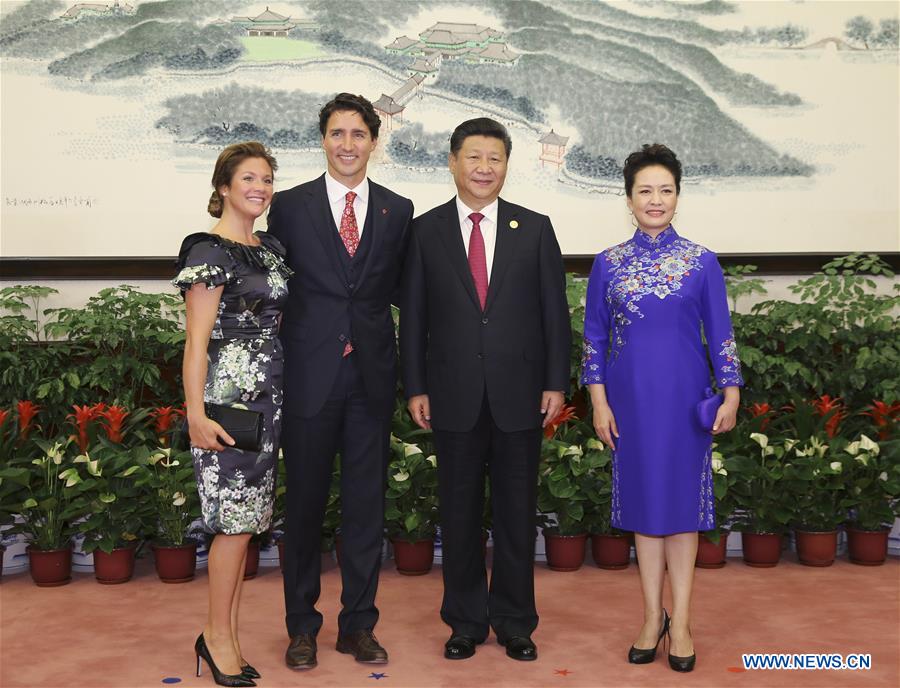 Xi Jinping, Peng Liyuan greet honored guests for G20 Summit before banquet