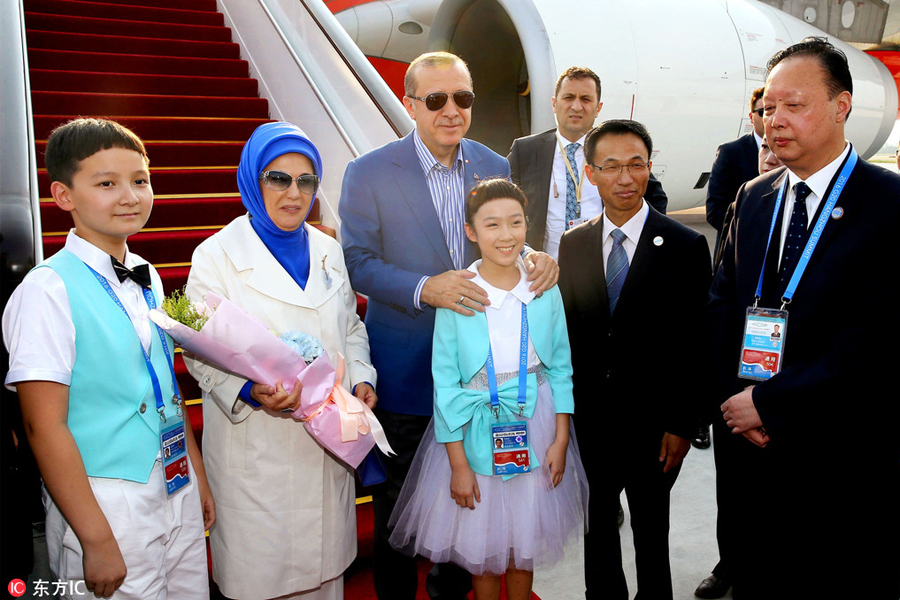 Flower children greet world leaders in Hangzhou