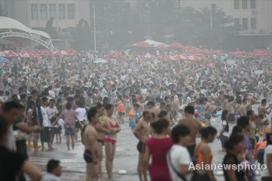 People flock to beach to avoid summer heat