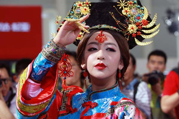 Qing Dynasty princess appears in Auto Show