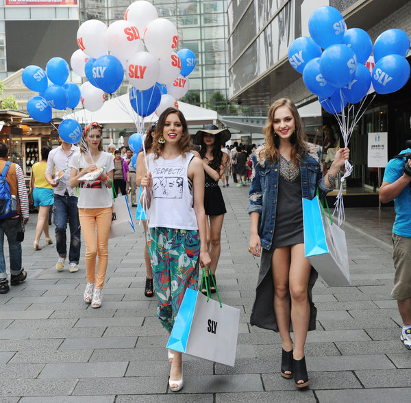 Int'l models light up street fashion show