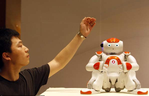 Robot shines in Hangzhou
