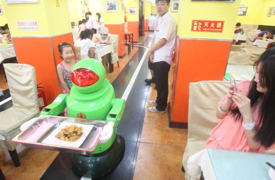 Robot-themed restaurant attracts business