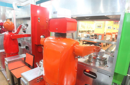 Robot-themed restaurant attracts business